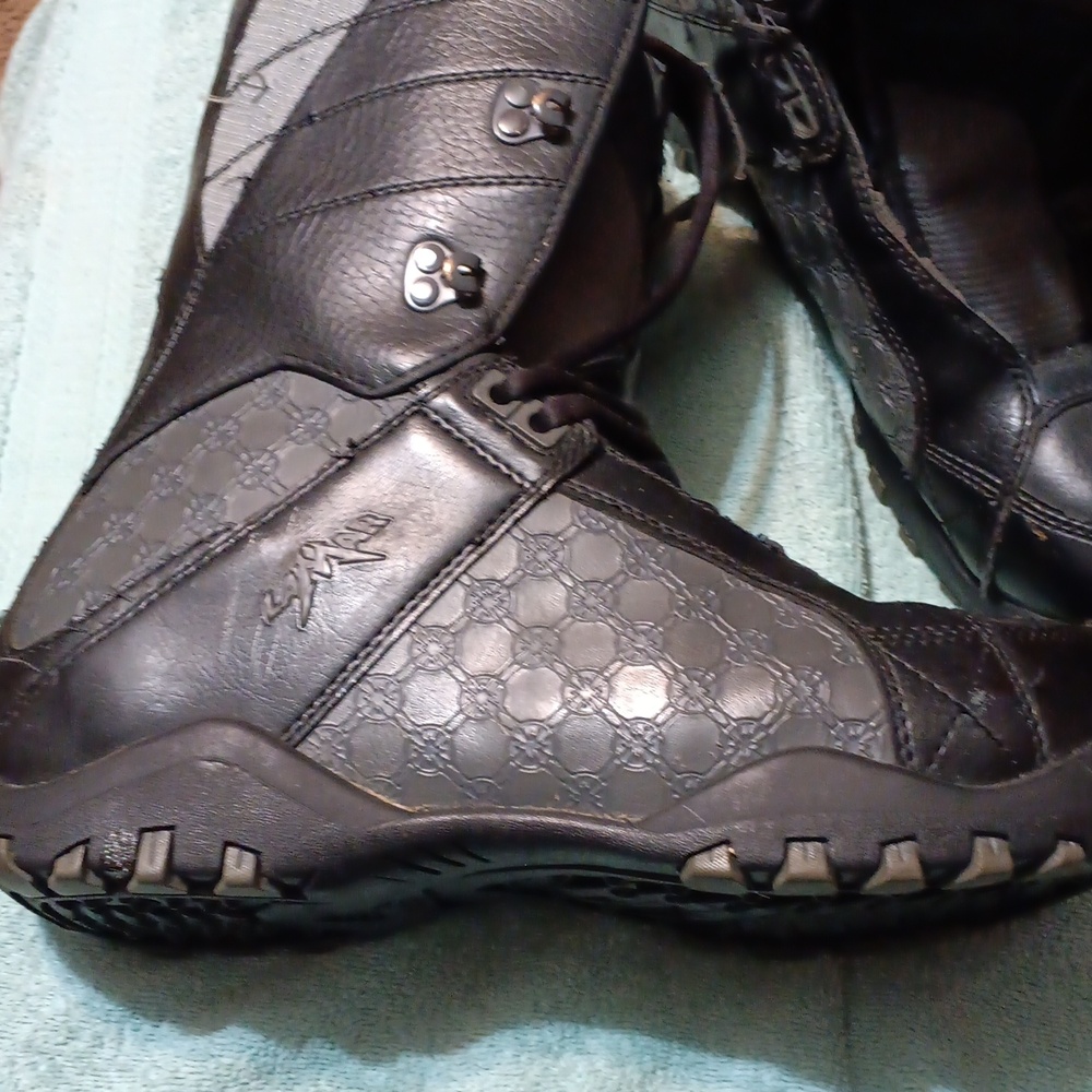 Snowboard boots